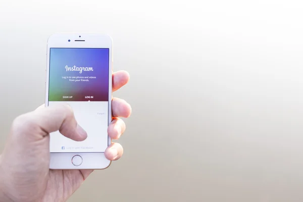 CHIANG MAI, THAILANDIA - 02 GENNAIO 2015: Un uomo che cerca di accedere all'applicazione Instagram usando Apple iPhone 6. Instagram è il sito di social networking fotografico più grande e popolare al mondo . — Foto Stock