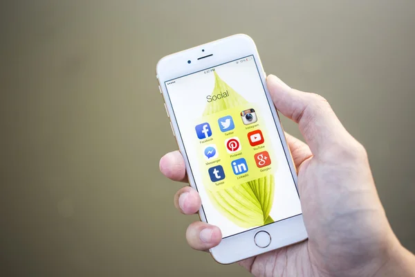 CHIANG MAI, TAILANDIA - ENERO 02, 2015: Todos los iconos populares de las redes sociales en la pantalla del teléfono inteligente con la celebración de la mano en Apple iPhone 6 . —  Fotos de Stock