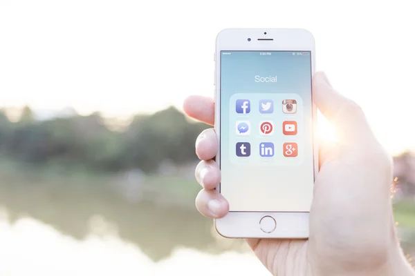 CHIANG MAI, THAILAND - JANUARY 02, 2015: All of popular social media icons on smartphone device screen with hand holding on Apple iPhone 6. — Stockfoto