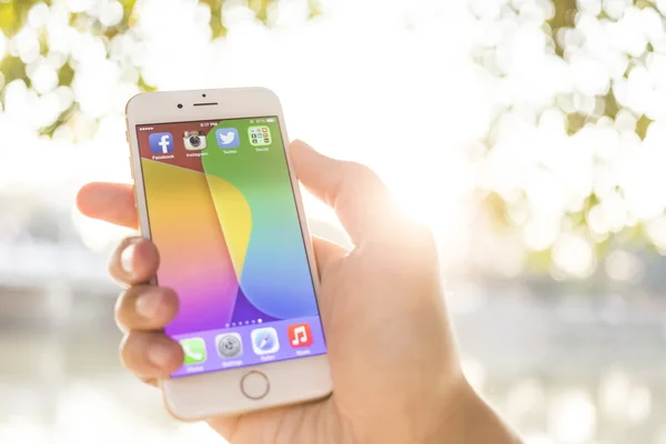 CHIANG MAI, THAILAND - JANUARY 04, 2015: All of popular social media icons on smartphone device screen with hand holding on Apple iPhone 6. — Stockfoto