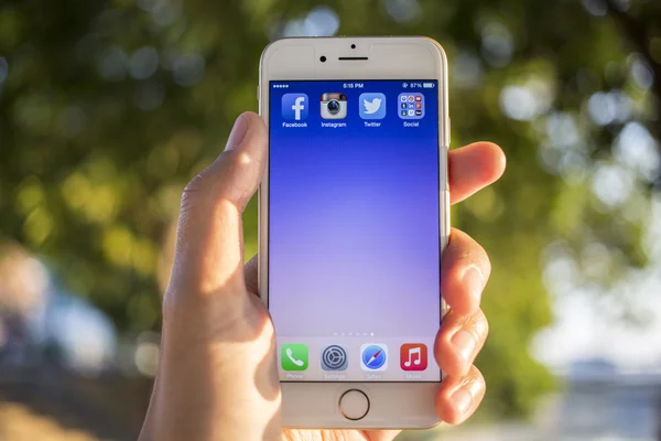 CHIANG MAI, THAÏLANDE - 04 JANVIER 2015 : Toutes les icônes populaires des médias sociaux sur l'écran de l'appareil smartphone avec prise de main sur Apple iPhone 6 . — Photo