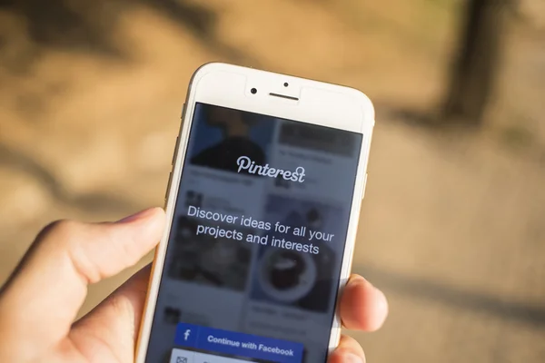 CHIANG MAI, THAILAND - JANUARY 04, 2015: Close-up shot of brand new Apple iphone 6,  with Pinterest application login on a screen. — Stockfoto