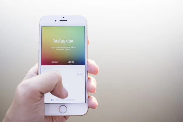 CHIANG MAI, TAILANDIA - ENERO 02, 2015: Un hombre tratando de iniciar sesión en Instagram aplicación utilizando Apple iPhone 6. Instagram es el sitio de redes sociales de fotografía más grande y popular del mundo . —  Fotos de Stock