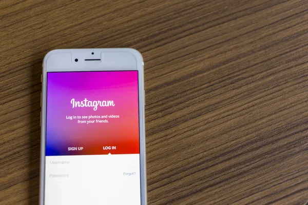 ЧЬЯНГ, ТАИЛАНД - ЯНВАРЬ 02, 2015: Мужчина пытается войти в приложение Instagram с помощью Apple iPhone 6. Instagram - крупнейшая и самая популярная фотографическая социальная сеть в мире . — стоковое фото