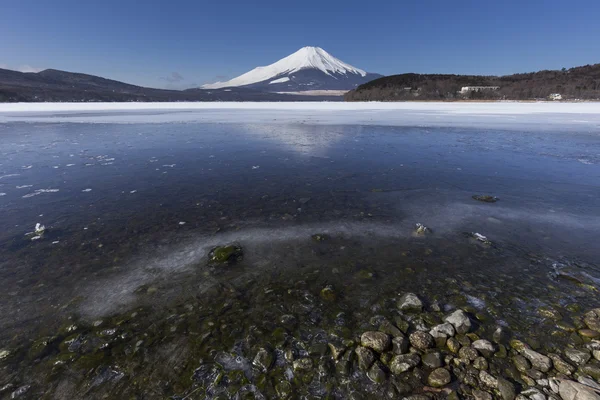 Mt. Fuji tiro temporada de invierno desde el lago Yamanaka. Yamanashi, J — Foto de Stock