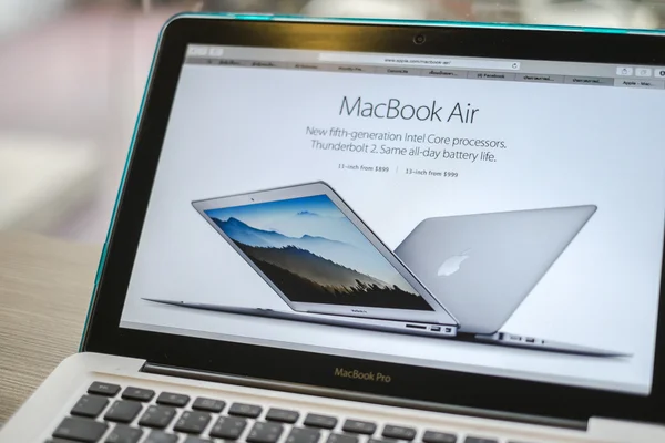 CHIANG MAI, TAILANDIA - 10 de marzo de 2015: El sitio web de Apple Computers cierra los detalles de Apple Macbook Pro con el nuevo portátil Macbook Air Apple . — Foto de Stock