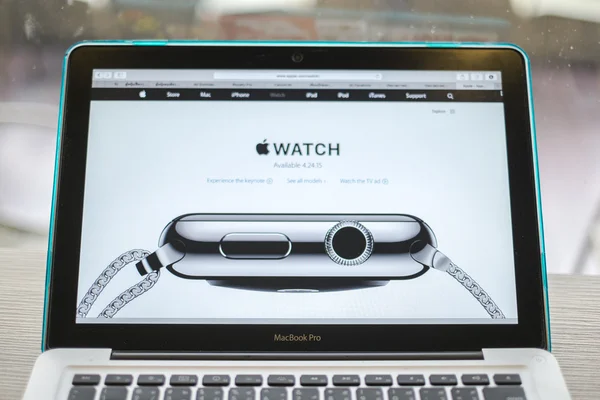 CHIANG MAI, THAILAND - March 10, 2015: Apple Computers website close up details on Apple Macbook Pro with the Apple Watch wearable technology device. — Stock fotografie