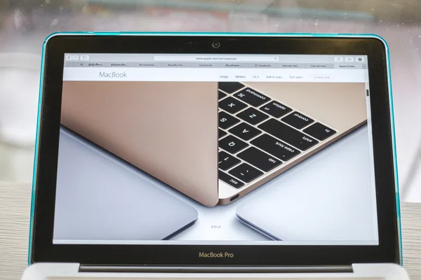 Chiang mai, thailand - 10. März 2015: apple computers website close up details on apple macbook pro mit dem neuen macbook apple laptop. — Stockfoto