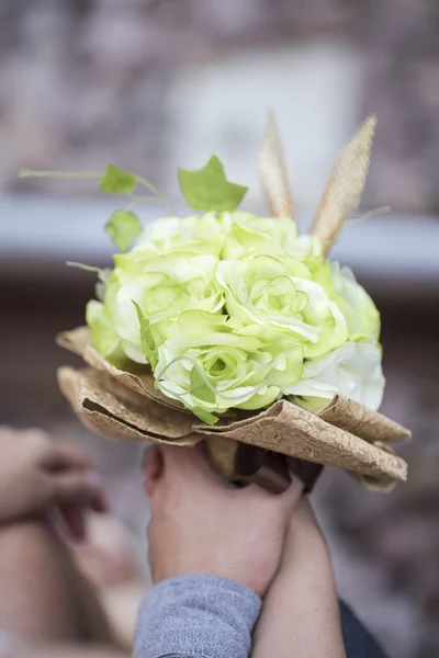 Couple lover holding wedding bouquet close up. — 图库照片