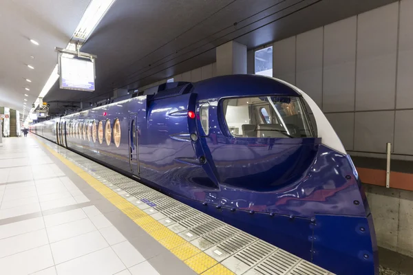 OSAKA, JAPÓN, 09 DE FEB: El tren de Nankai sale de la estación de Osaka el 09 de febrero de 2015. Los servicios de transporte ferroviario están bien desarrollados en Japón y son proporcionados por más de 100 empresas privadas. . — Foto de Stock