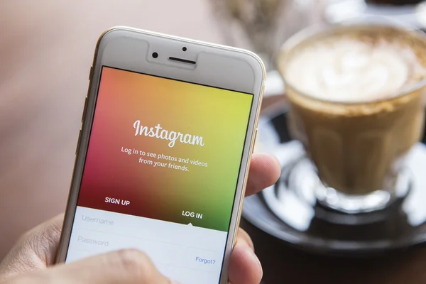 CHIANG MAI, THAILAND - APRIL 22, 2015: A man trying to log in Instagram application using Apple iPhone 6. Instagram is largest and most popular photograph social networking site in the world. — Stockfoto