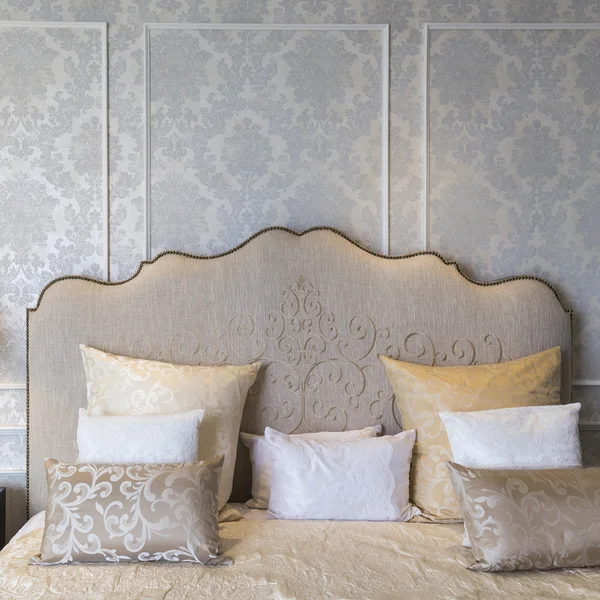 Luxus-Eleganz Schlafzimmer aus nächster Nähe mit Kissen. — Stockfoto