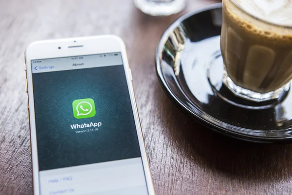 Chiang mai, thailand - 22. april 2015: iphone 6 mit sozialem internetdienst whatsapp auf dem bildschirm im café. iphone 6 wurde von der Apple Inc.. — Stockfoto