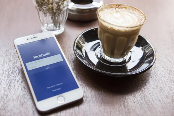 CHIANG MAI, TAILANDIA - 22 DE ABRIL DE 2015: Aplicación de Facebook con Apple iPhone 6. Facebook es el sitio de redes sociales más grande y popular del mundo . — Foto de Stock