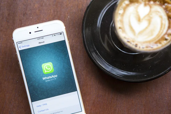 CHIANG MAI, THAILAND - APRIL 22, 2015:  iPhone 6 with social Internet service WhatsApp on the screen in coffee shop. iPhone 6 was created and developed by the Apple inc. — Stockfoto