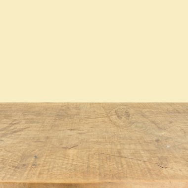 Ürün için sarı duvar ile kahverengi ahşap tahta doku arka plan
