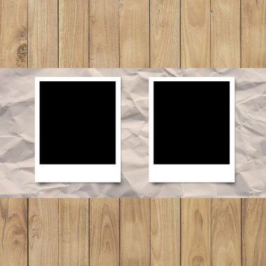Beyaz kağıt üzerine ahşap plakalar doku backgrou üzerinde boş fotoğraf çerçevesi