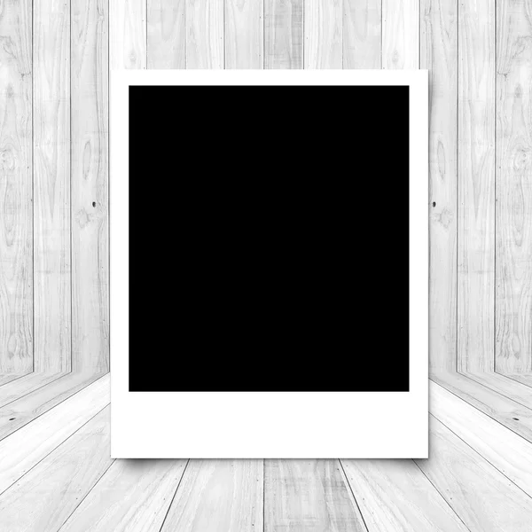 Lege fotoframe op grote witte houten plank vloer textuur CHTERGRO — Stockfoto