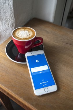 Chiang Mai, Tayland - 23 Temmuz 2015: Apple iphone 6 kullanarak Facebook uygulamada oturum çalışan adam. Dünyanın en büyük ve en popüler sosyal ağ sitesi Facebook olduğunu.