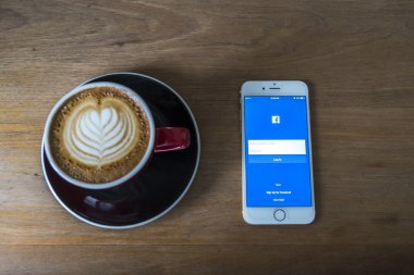 Chiang Mai, Tayland - 23 Temmuz 2015: Apple iphone 6 kullanarak Facebook uygulamada oturum çalışan adam. Dünyanın en büyük ve en popüler sosyal ağ sitesi Facebook olduğunu.