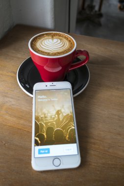 Chiang Mai, Tayland - 23 Temmuz 2015: Apple iphone 6 kahve dükkanında kullanarak Twitter uygulaması oturum çalışan adam. Dünyanın en büyük ve en popüler sosyal ağ sitesi Twitter olduğunu.