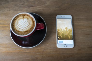 Chiang Mai, Tayland - 23 Temmuz 2015: Apple iphone 6 kahve dükkanında kullanarak Twitter uygulaması oturum çalışan adam. Dünyanın en büyük ve en popüler sosyal ağ sitesi Twitter olduğunu.
