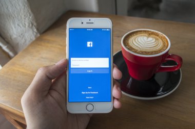 Chiang Mai, Tayland - 23 Temmuz 2015: Apple iphone 6 kullanarak Facebook uygulamada oturum çalışan adam. Dünyanın en büyük ve en popüler sosyal ağ sitesi Facebook olduğunu.
