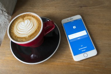 Chiang Mai, Tayland - 23 Temmuz 2015: Apple iphone 6 kullanarak Facebook uygulamada oturum çalışan adam. Dünyanın en büyük ve en popüler sosyal ağ sitesi Facebook olduğunu.