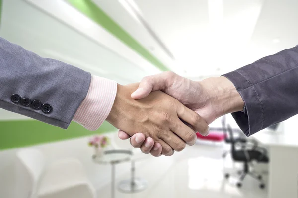 Business handshake on office blur background — Stockfoto