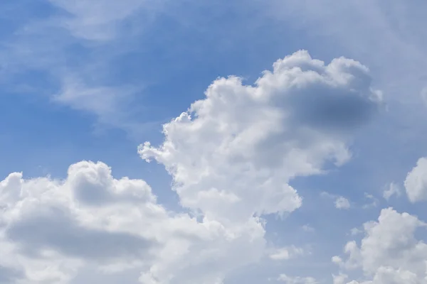 Blauwe lucht achtergrond met witte wolk. — Stockfoto