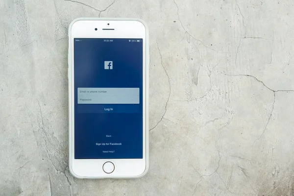CHIANG MAI, THAÏLANDE - 23 JUILLET 2015 : Homme essayant de se connecter à l'application Facebook en utilisant Apple iPhone 6. Facebook est le site de réseautage social le plus grand et le plus populaire au monde . — Photo