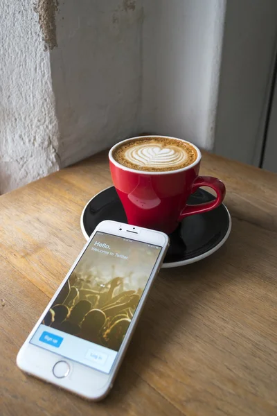 CHIANG MAI, TAILANDIA - 23 DE JULIO DE 2015: Hombre tratando de iniciar sesión en la aplicación de Twitter utilizando Apple iPhone 6 en la cafetería. Twitter es el sitio de redes sociales más grande y popular del mundo . — Foto de Stock
