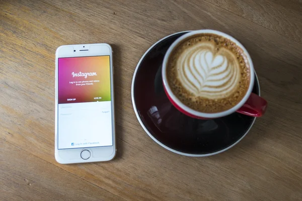 CHIANG MAI, THAILAND - JULY 23, 2015: Man trying to log in Instagram application using Apple iPhone 6. Instagram is largest and most popular photograph social networking site in the world. — Stock Photo, Image