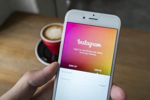 Chiang Mai, Thailand - 23 juli 2015: Man försöker logga in Instagram program använder Apple iphone 6. Instagram är största och mest populära fotografi socialt nätverk i världen. — Stockfoto