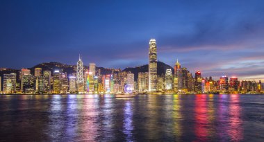 Hong Kong, Çin Viktorya Limanı 'ndan gökyüzü manzarası.