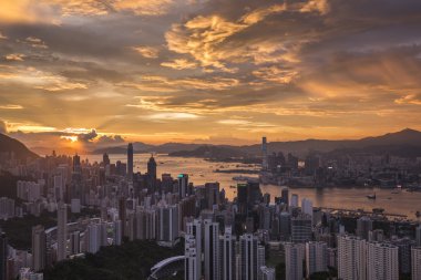 Hong Kong görünümü Jardine'nın lookout Dağı'nda günbatımı gökyüzü ile.