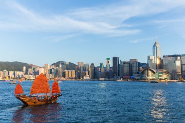Hong Kong victoria Limanı kırmızı gemi ve arka planda bina ile.