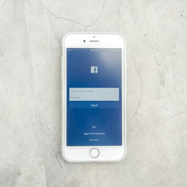 Chiang Mai, Tayland - 23 Temmuz 2015: Apple iphone 6 kullanarak Facebook uygulamada oturum çalışan adam. Dünyanın en büyük ve en popüler sosyal ağ sitesi Facebook olduğunu.