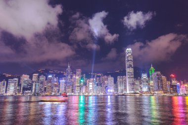 Hong Kong - 29 Temmuz 2015: Hong Kong, Çin manzarası panorama Victoria Limanı arasında.