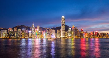 Hong Kong - 29 Temmuz 2015: Hong Kong, Çin manzarası panorama Victoria Limanı arasında.