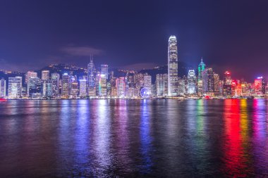 Hong Kong - 29 Temmuz 2015: Hong Kong, Çin manzarası panorama Victoria Limanı arasında.