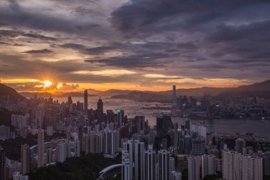 Hong Kong - 30 Temmuz 2015: Hong Kong görünümü Jardine'nın lookout Dağı'nda günbatımı gökyüzü ile.