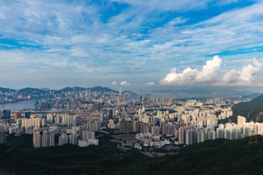 Hong Kong - 01 Ağustos 2015: Fei STK shan (Kowloon tepe) Hong Kong cityscape manzarası.