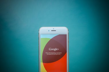 Chiang Mai, Tayland - 02 Eylül 2015: Apple iphone 6 Google + sosyal ağ Google şirket ile. Bilgi bir sosyal ağ Google Arama sonuçları etkiler.