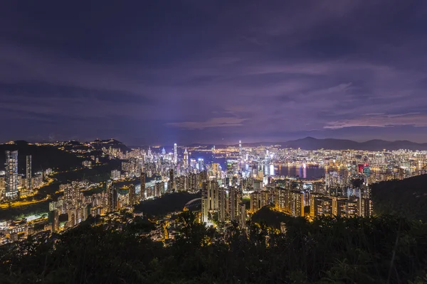 Hong Kong weergave met twilight sky op Jardine's lookout mountain. — Stockfoto