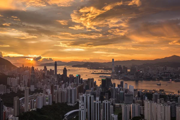 Hong Kong - 30 juli 2015: Hong Kong Visa med solnedgång himlen på Jardine's lookout mountain. — Stockfoto