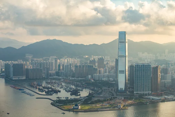 HONG KONG - 03 de agosto de 2015: O pico da paisagem urbana do horizonte de Hong Kong — Fotografia de Stock