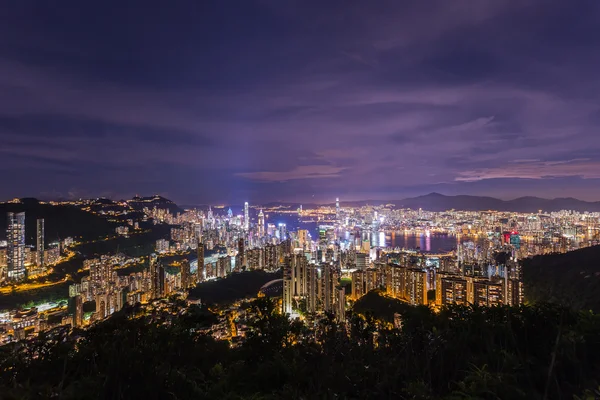 Hong Kong - 30 juli 2015: Hong Kong Visa med solnedgång himlen på Jardine's lookout mountain. — Stockfoto