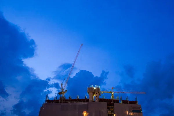 Grue de construction sur ciel crépusculaire . — Photo