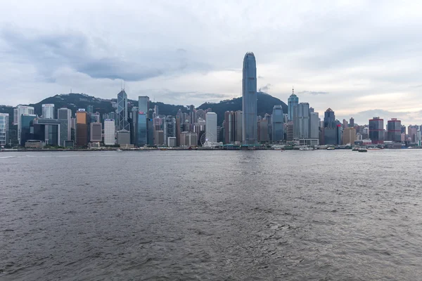 Hong Kong - 29 Temmuz 2015: Hong Kong, Çin manzarası panorama Victoria Limanı arasında. — Stok fotoğraf